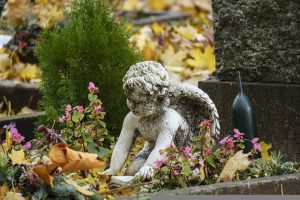 plama z wosku na pomniku granitowym